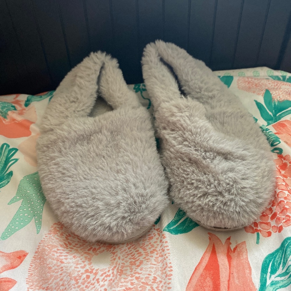 Fluffy comfy gray slippers from secret treasures size 9